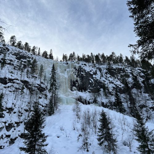 Frozen_waterfall_korouoma