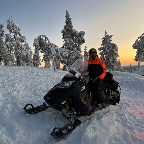 Snowmobilin_lapland_sunset