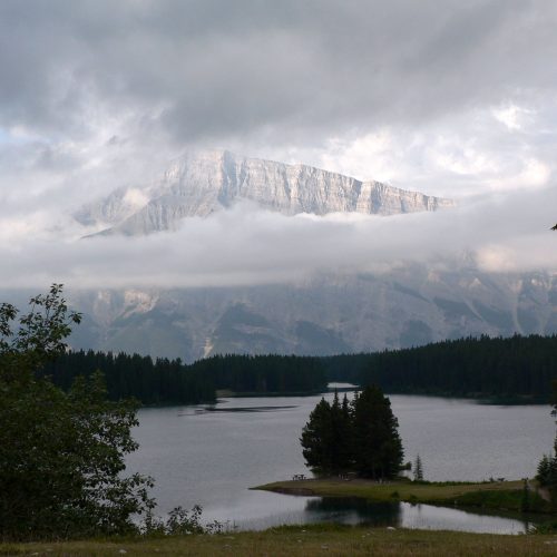 canada-banff-national-park-Minnewanka-Lake-cloud-mountain