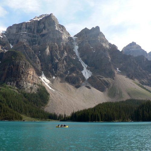 canada-banff-national-park-moraine-lake-canoe