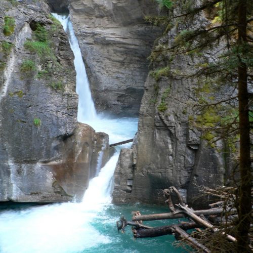 canada-johston-canyon-waterfall