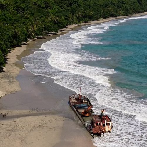 costa-rica-manzanillo-beach-boat