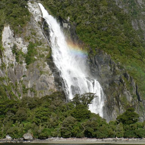 new-zealand-milford-sound-rainbow-waterfall