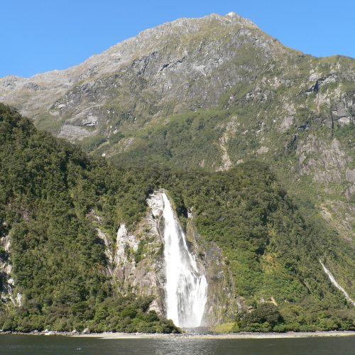 new-zealand-milford-sound-waterfall