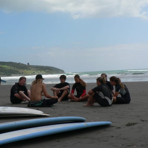 new-zealand-raglan-surf-lesson