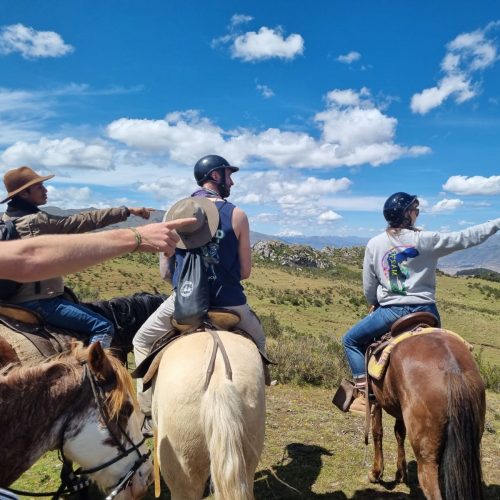 peru-cuzco-horse-riding-view