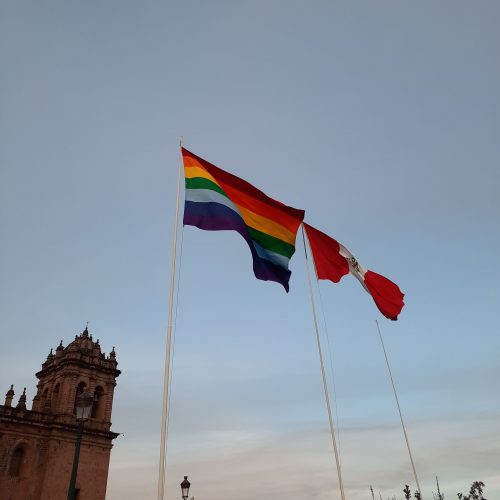 peru-cuzco-plaza-de-armas-inca-flag