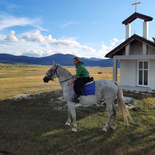 riding-hill-church-horse